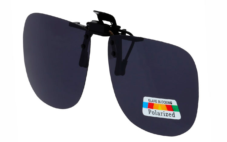 Firkantet clip-on solbriller med runde hjørner med mørke polaroid glas | billige-solbrille-nyheder