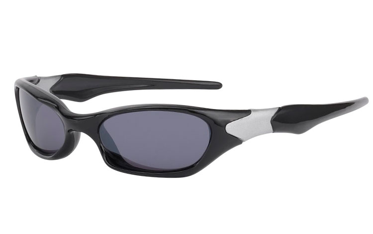 Sportbrille i sort design med lysgrå detalje. UV400 beskyttelse. | ski_racer_solbriller