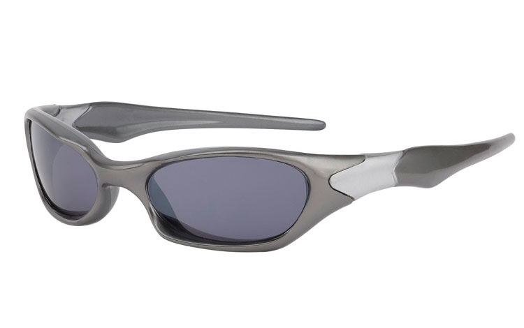 Sportbrille i mørkgrå design med lysgrå detalje. UV400 beskyttelse. | billige_solbriller_tilbud