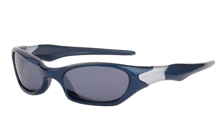 Sportbrille i mørkeblå design med lysgrå detalje. UV400 beskyttelse. | billige_solbriller_tilbud