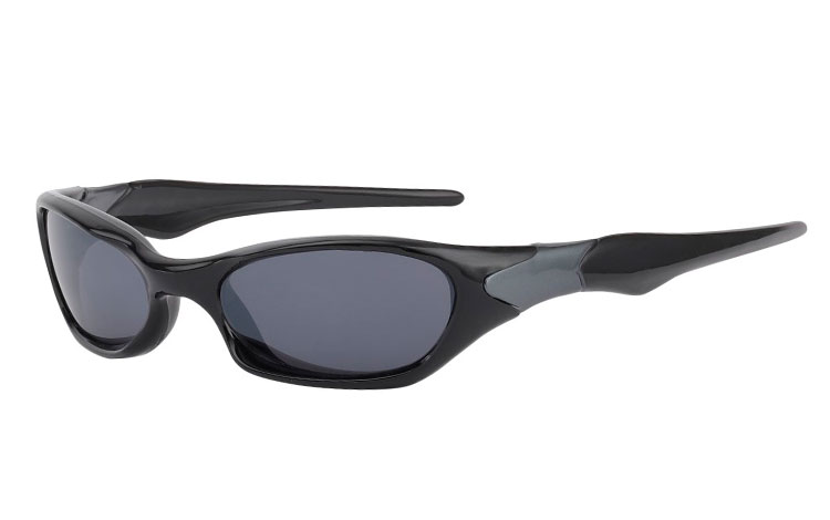 Sportbrille i sort design med mørkegrå detalje. UV400 beskyttelse. | 