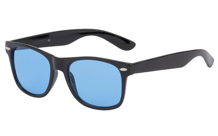 Sort wayfarer solbrille med BLÅ GLAS. Så når du ser igennem solbrillen vil du se blåt | solbriller-farvet-glas