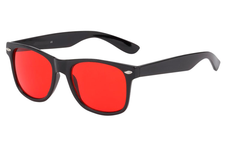 Sort wayfarer solbrille med RØDE GLAS. Så når du ser igennem solbrillen vil du se rødt | billige-solbrille-nyheder