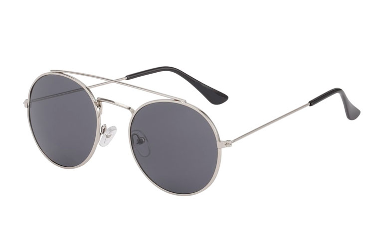 Fræk sølvfarvet metal solbrille i rundt design med  | enkelt-klassisk-design