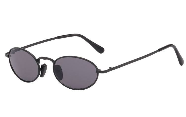 Ovel metal solbrille i mat sort stel. Denne solbrille ligner den flotte rayban oval solbrille. UV400 Beskyttelse. | enkelt-klassisk-design