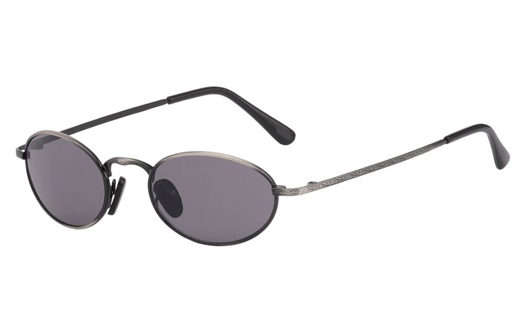 Oval metal solbrille i mørk gun metal stel. Denne solbrille ligner den flotte rayban oval solbrille. UV400 Beskyttelse. | runde_solbriller