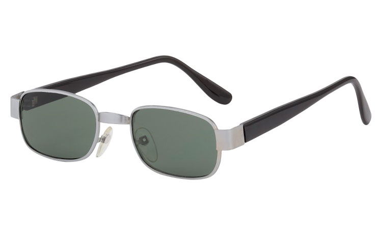 Firkantet solbrille i MAT sølvfarvet metal stel med grønlige glas. Klassisk og moderigtigt design UV400 beskyttelse. | firkantet-solbriller