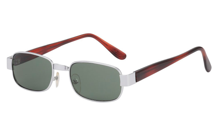 Firkantet solbrille i sølvfarvet metal stel med rødbrune stænger og med grønlige glas. Klassisk og moderigtigt design UV400 beskyttelse. | billige-solbrille-nyheder