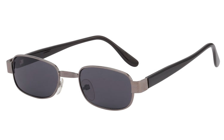 Firkantet solbrille i "mørk sølv" / Gun metal stel med sorte stænger og grå-blå glas. Klassisk og moderigtigt design UV400 beskyttelse. BESTIL I DAG! | billige-solbrille-nyheder