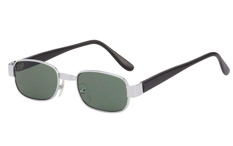 Firkantet solbrille i "sølvfarvet metal stel med sorte stænger og grønlige glas. Klassisk og moderigtigt design UV400 beskyttelse. BESTIL NU! MODTAG IMORGEN. | firkantet-solbriller