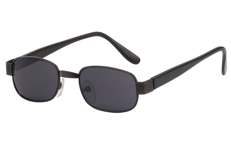 Firkantet solbrille i sort metal og sorte stænger med mørke/sorte linser. | search