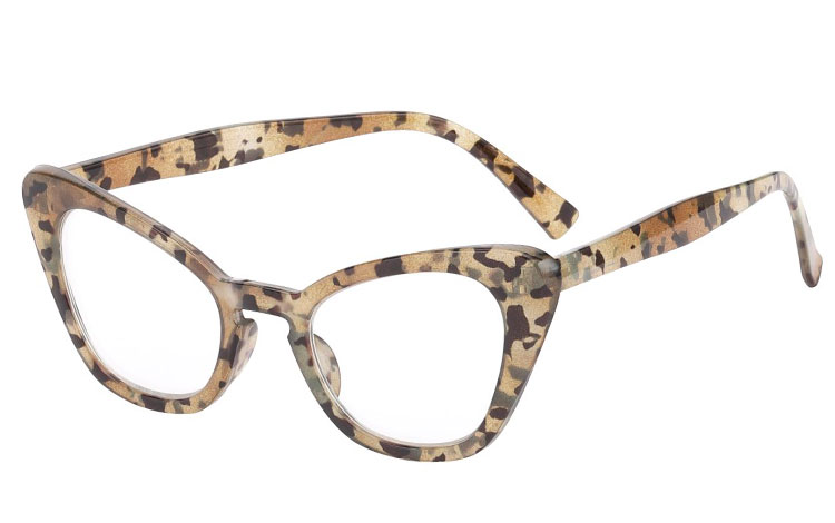 Fræk brille med klart glas uden styrke i lys skildpadde/leopard mønster. Brillen er i moderne cat-eye design. | billige-solbrille-nyheder