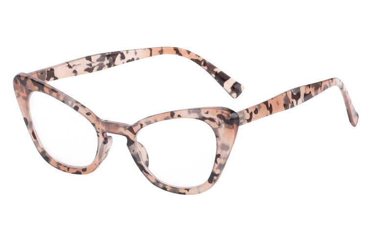 Fræk brille med klart glas uden styrke i svag fersken-farvet skildpadde/leopard mønster. Brillen er i moderne cat-eye design.  | solbriller_kvinder