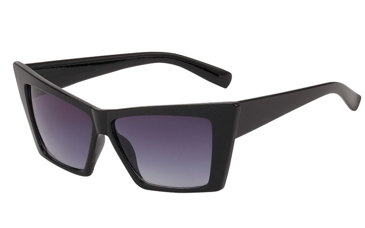 Fræk sort cat eye solbrille i markant kantet design. Uv400 | cat_eye_solbriller