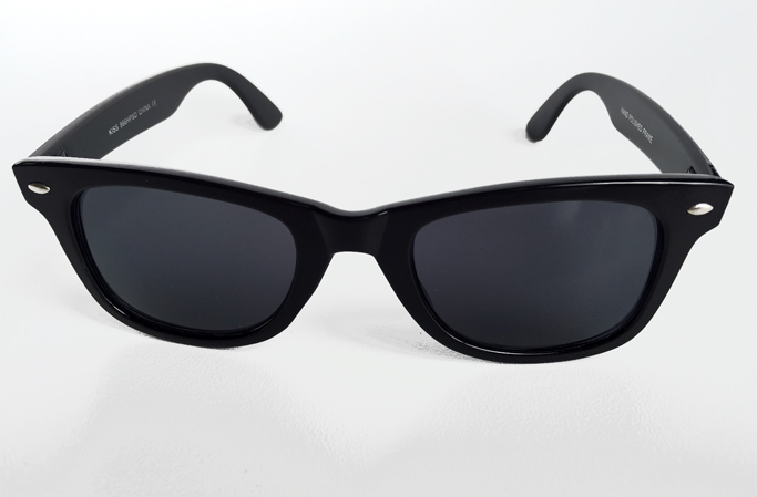 Wayfarer solbrille i sort med mørkere glas. En lidt smallere model. Meget populær solbrille til billig pris | enkelt-klassisk-design-3