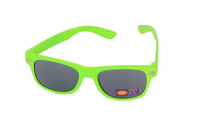 Billig børne solbrille i god kvalitet i neongrøn | boerne_solbriller