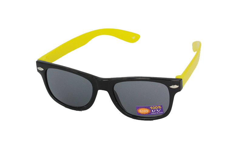 Solbrille til børn i sort med gule stænger | boerne_solbriller