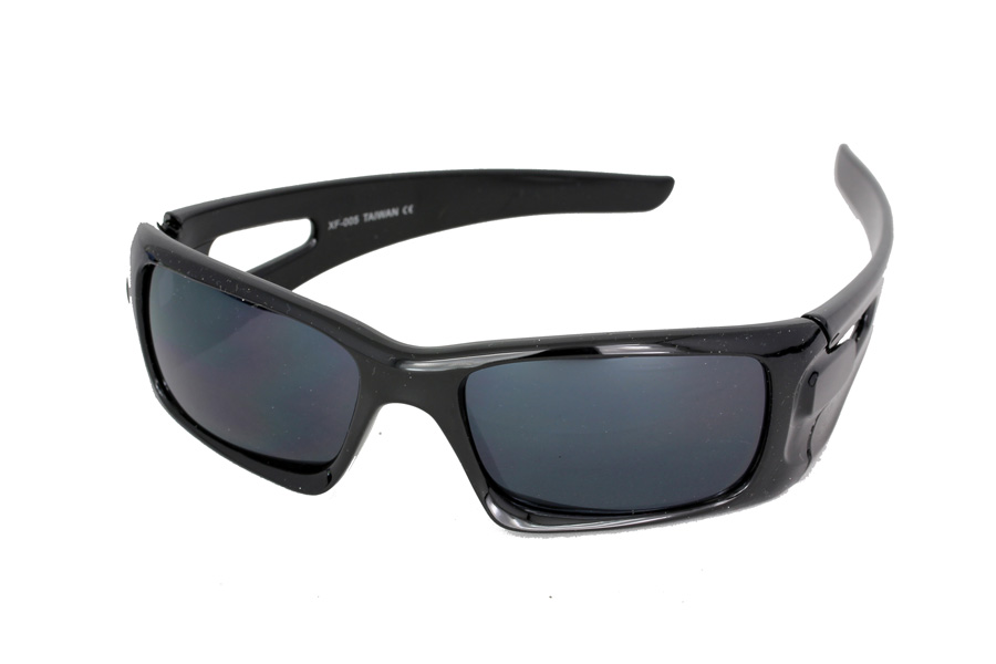 Sort solbrille til mænd i enkelt og råt design. | solbriller_maend