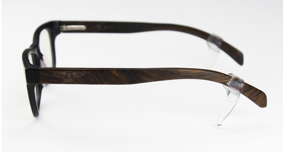 Silikone brille/solbrille holder i sort design. Den lille diskrete silikone holder sættes på brillestangen og placeres bag øret, så vil brillen sidde fast og tæt til dit ansigt. Hullet er ikke så stort men meget fleksibelt? og passer derfor på alle str. Genial til aktive sportsudøvere som bærer solbrilller, løbebriller, sportsbriller som skal sidde godt fast på ansigtet. Fås også i gennemsigtig.Højde 1,3 cm.Længde 3 cm. | search-2