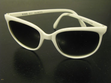 Hvid klassisk solbrille | search