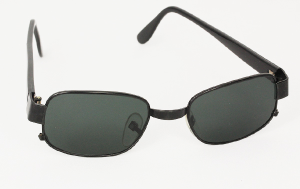 Sort metal solbrille til mænd i maksulint design | search