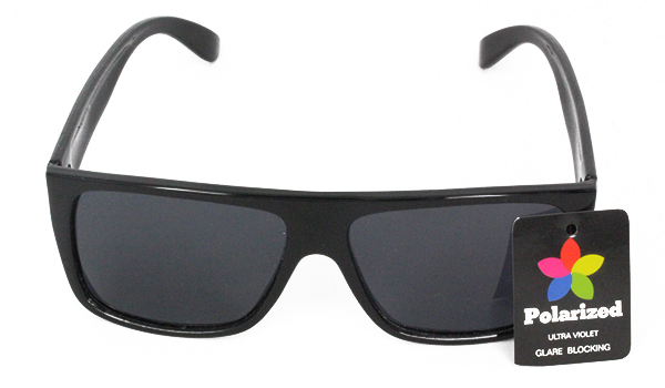 Polaroid solbrille til mænd og kvinder. Denne sorte model i kantet look er en maskulin solbrille | enkelt-klassisk-design