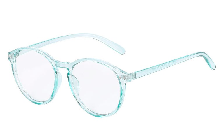 Moderigtig rund brille med klart glas i transparent mintgrønt stel. Glasset er klart glas uden styrke, men naturligvis med UV400 beskyttelse. | search