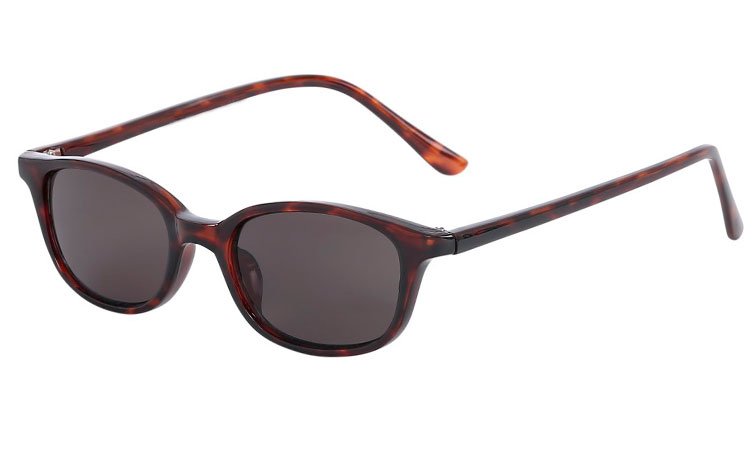Smal moderigtig solbrille i mørkt skildpaddebrunt stel.  | festival-solbriller