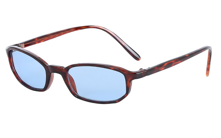 Smal moderigtig solbrille i mørkt skildpaddebrunt stel med lyseblå glas | firkantet-solbriller
