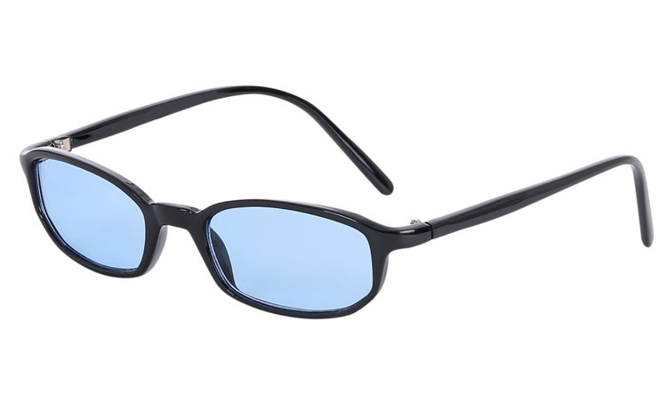 Smal moderigtig solbrille i sort stel med lyseblå glas | firkantet-solbriller