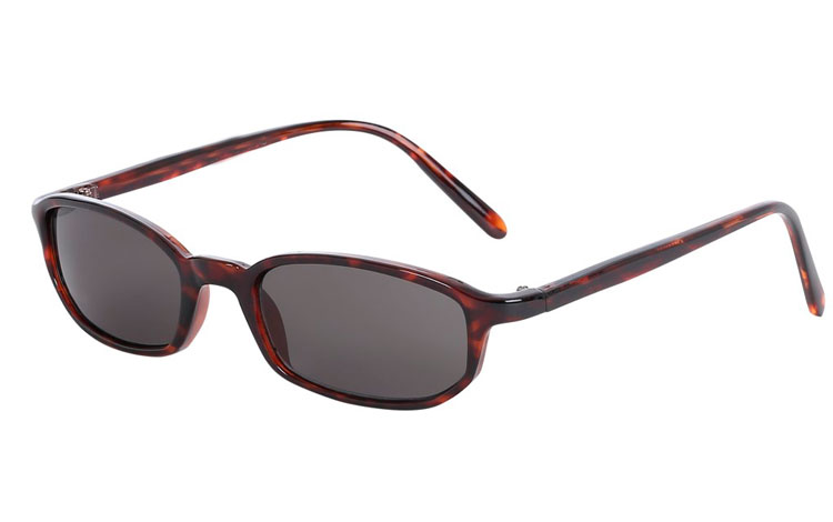Smal moderigtig solbrille i mørkt skildpaddebrunt stel. Stilen er en sikker 2018 Sommer mode.  | enkelt-klassisk-design