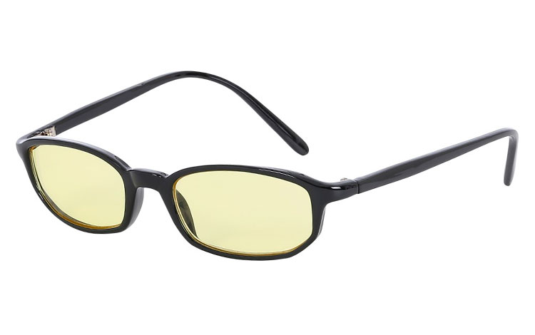 Modesolbrille i sort stel med gule glas. Solbrillen er et stilsikkert moderigtigt valg til sommeren 2018 | search