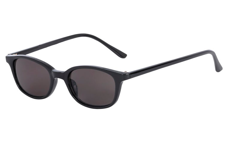 Smal modesolbrille i sort stel med mørke glas. Solbrillemoden sommer 2018  | oval-solbriller