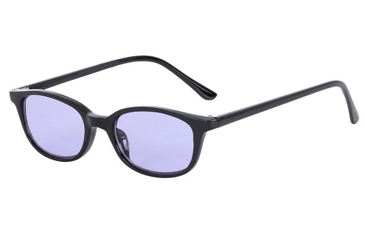 Smal sort solbrille med lyse lilla glas. Solbrillemoden sommer 2018  | solbriller-farvet-glas