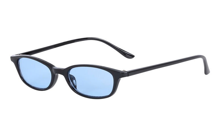 Smal sort solbrille med lyseblå glas. Solbrillemoden sommer 2018  | solbriller-farvet-glas