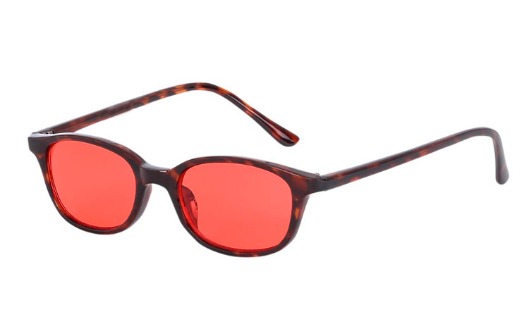 Solbrille i mørkt rød-brunt skildpadde / leopard stel med røde glas. Smalt og moderigtigt design. Solbrillemoden sommer 2018  | billige-solbrille-nyheder