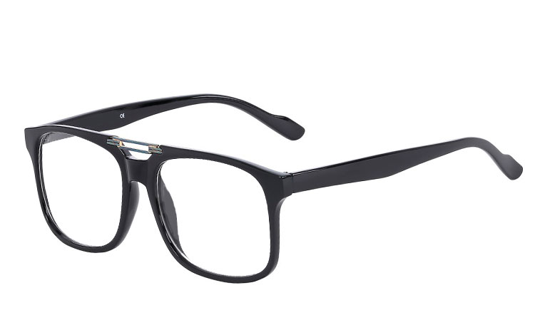 Smart sort brille uden styrke i kraftig stel med flot gulddetalje over næseryggen. | billige-solbrille-nyheder