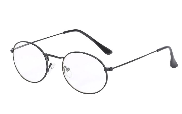 Oval brille i sort metalstel med klart glas uden styrke.  | klar_glas_briller