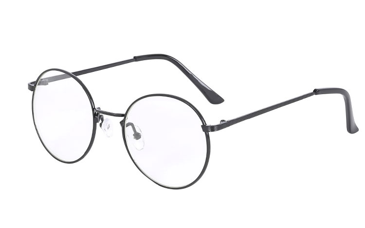 Brille i sort metal stel, med klare linser. Brillen er IKKE HELT rund som den populære "Lennon". Denne brille er en smule mere bred end høj.  | billige-solbrille-nyheder