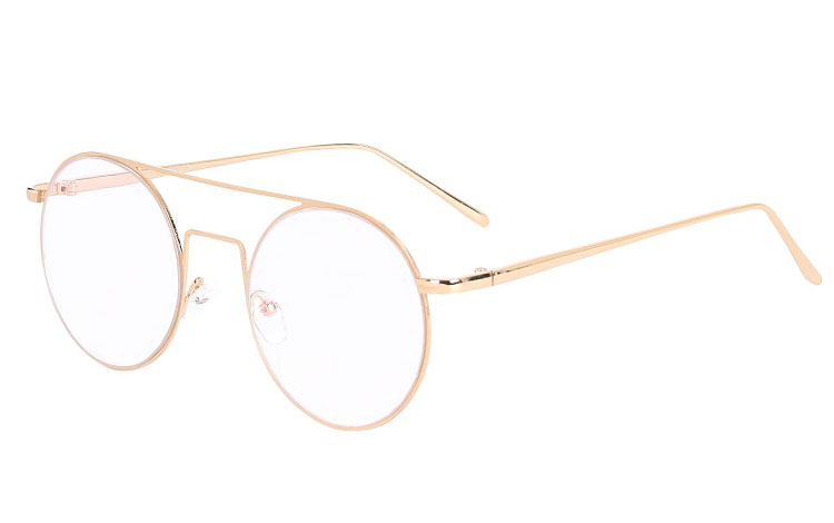 Rund brille i guldfarvet metal stel med dobbelt bro. Brillen har flade linser.  | search