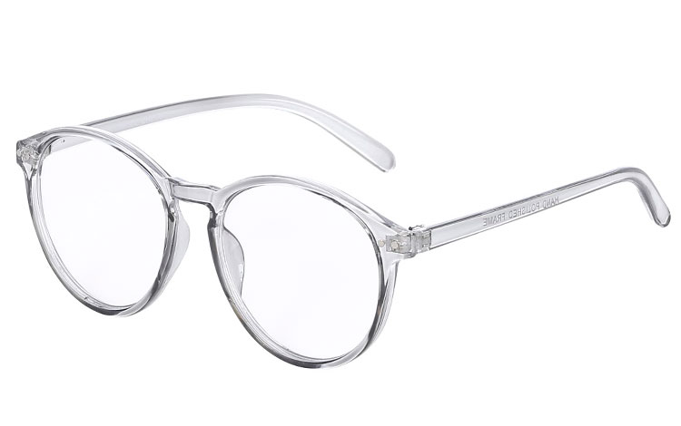 Moderigtig rund brille med klart glas i transparent gråt stel. Glasset er klart glas uden styrke, men naturligvis med UV400 beskyttelse. | klar_glas_briller