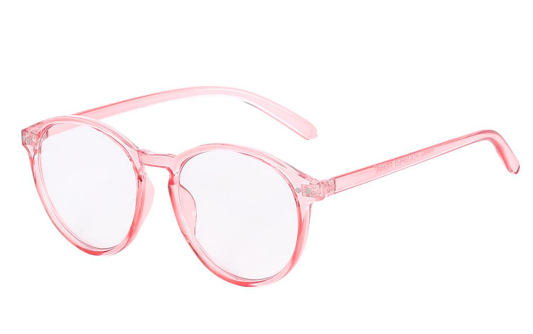 Moderigtig rund brille med klart glas i transparent lyserødt stel. Glasset er klart glas uden styrke, men naturligvis med UV400 beskyttelse. | search