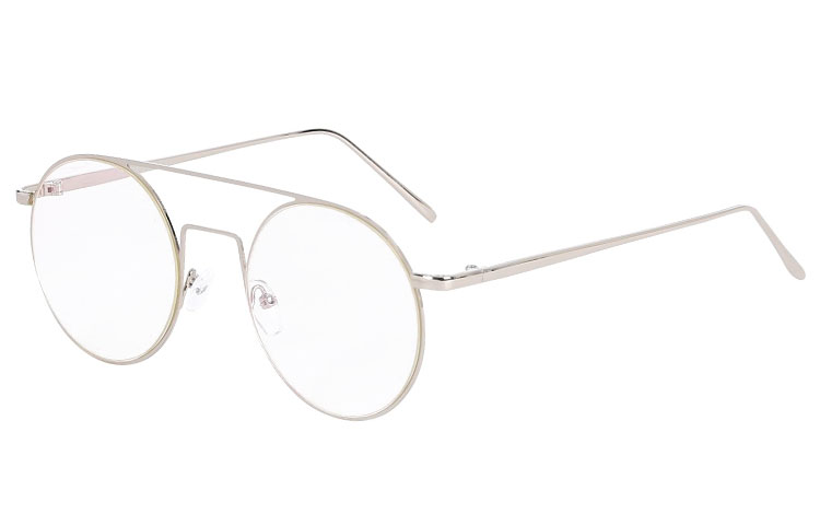 Rund brille i sølvfarvet metal stel med dobbelt bro. Brillen har flade linser. | klar_glas_briller