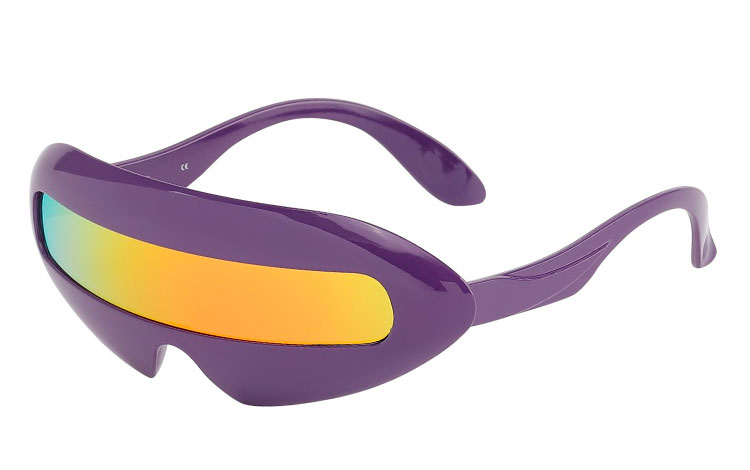 Fed solbrille i Star Trek design. Denne model er også kendt fra Marvelous Mosell. Solbrillen er i blank lilla med multifarvet glas i skiftende rød-orange-gule farver. | festival-solbriller