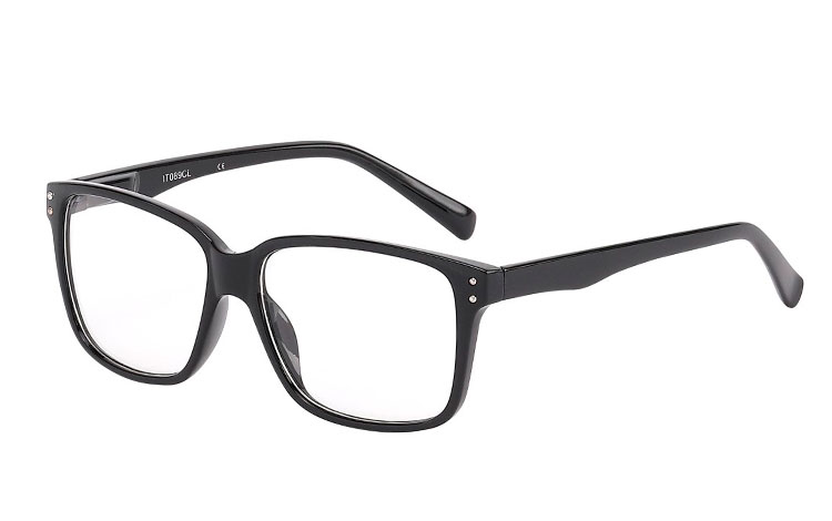 Sort brille i enkelt firkantet design. Brillen har klare linser uden styrke | enkelt-klassisk-design