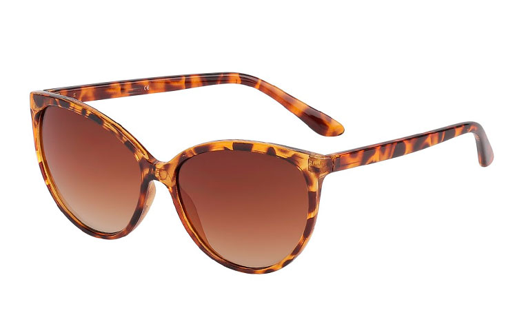 Solbrillen er i enkelt og stilet design med høje hjørner som giver et cateye look. | billige-solbrille-nyheder