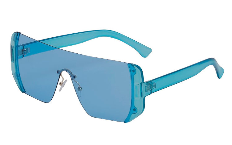 Fræk transparent oversized solbrille i lyseblåt design. Designet minder om en stor beskyttelsesbrille. | festival-solbriller