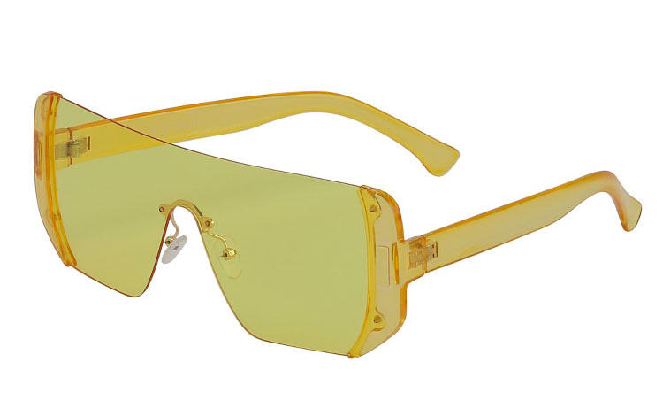 Fræk transparent oversized solbrille i gult design. Designet minder om en stor beskyttelsesbrille. Stilen er kendt fra Marvelous Mosell fede Retro stil. | solbriller-farvet-glas