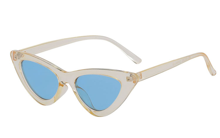 Fræk lysegul cateye / katteøje solbrille med blå glas. Solbrillen er til dig som er modig, stilsikker og modebevidst :)  | search