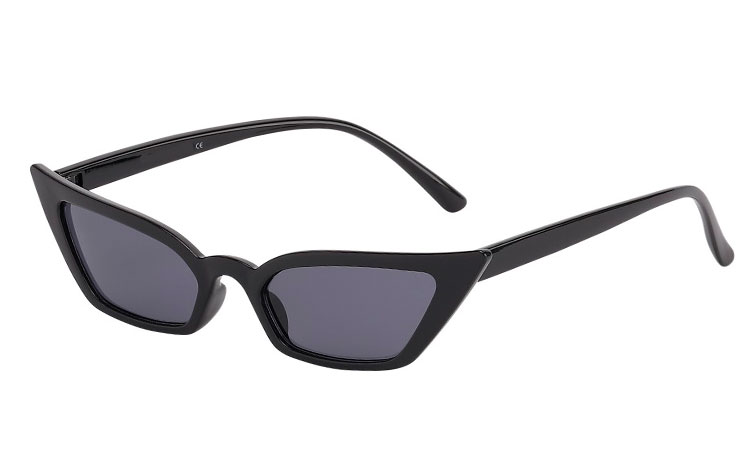 Cateye / katteøje solbrille i spidst og kantet design. Stellet er blank sort med mørke linser. | solbriller_kvinder